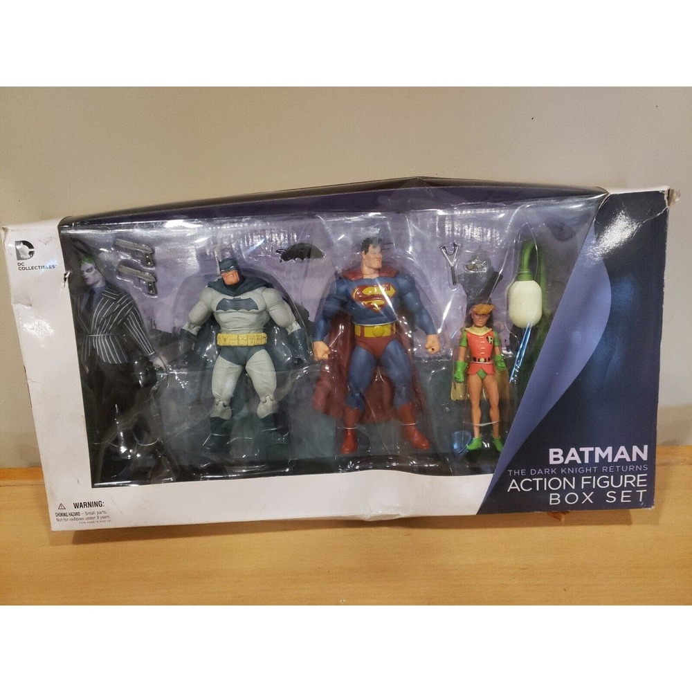 DC Collectibles DARK KNIGHT RETURNS 4-Pack BATMAN,ROBIN,JOKER,SUPERMAN & Diorama